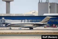 A Rosneft-operated Bombardier 6000 aircraft with tail number M-YOIL believed to be carrying Sechin parks at Palma de Mallorca airport in 2018.