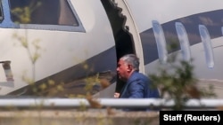 A passenger, believed to be Igor Sechin, boarding a Rosneft-operated Bombardier 6000 aircraft with tail number M-YOIL at Palma de Mallorca airport in 2018