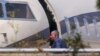 Пассажир, предположительно, Игорь Сечин, поднимается на борт используемого "Роснефтью" самолета Bombardier 6000 с бортовым номером M-YOIL, Пальма-де-Мальорка, 2018.