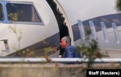 Një pasagjer, që besohet se është Igor Sechin, duke hypur në një avion në Palma de Majorka. Avioni kishte numrin M-YOIL.