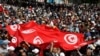 Demonstranti nose transparente i zastave tokom protesta protiv predsjednika Kaisa Saida, u Tunisu 15. maja 2022. 