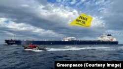 Aktivisti Greenpeacea protestuju u Jadranskom moru uz transparent: "Mir, ne nafta". 