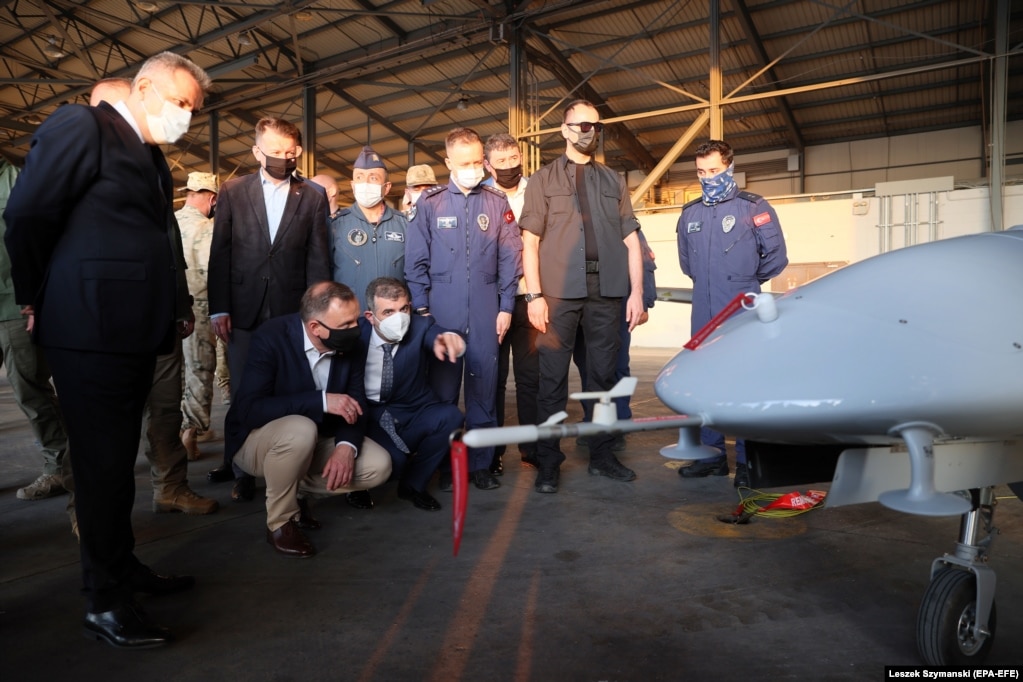 Presidenti i Polonisë, Andrzej Duda duke shikuar dronët Bayraktar TB2 në Turqi në maj të vitit 2021.