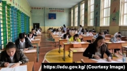 Жалпы республикалык тест (ЖРТ) тапшырып жаткан окуучулар. Архив.