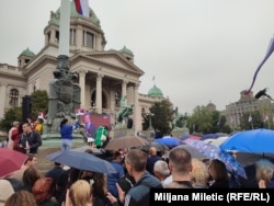 Qytetarët e mbledhur jashtë ndërtesës së Parlamentit në Beograd duke ndjekur në një ekran ceremoninë e betimit të Aleksandar Vuçiqit në mandatin e dytë presidencial.