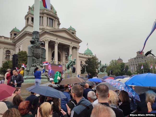 Qytetarët e mbledhur jashtë ndërtesës së Parlamentit në Beograd duke ndjekur në një ekran ceremoninë e betimit të Aleksandar Vuçiqit në mandatin e dytë presidencial.