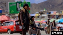 د طالبانو د حکومت سرتېري په کابل کې د پهرې پر مهال - پخوانی انځور.