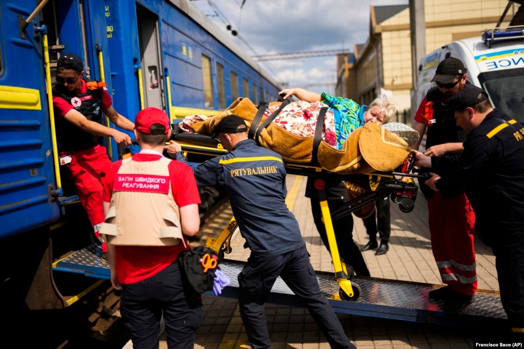 Një paciente bartet me barelë për ta evakuuar me një tren në Pokrovsk, Ukrainën lindore.