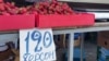 Продаж полуниці на ринку в Керчі, продавці стверджують, що привезли товар з Херсона. Керч, 31 травня 2022 року