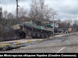 Illusztráció: hátrahagyott orosz páncélozott csapatszállító jármű a hosztomeli csata után. A fényképezőgépet egy hasonló járműben fedezték fel, a keleti Luhanszki régióban
