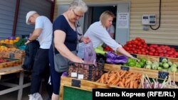 Торговля овощами и фруктами на одном из керченских рынков, май 2022 года