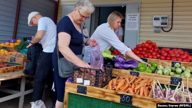 Сельхозпродукция на рынке в Керчи, Крым, 31 мая 2022 года