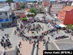 Okupljeni na centralnom trgu u Prijedoru u znak sjećanja na ubijene civile, 31. maj 2022.