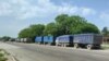 ردیف کامیون‌هایی که غلات اوکراین را به شبه‌جزیره کریمه می‌برند، منطقه‌ای که تحت تسلط روسیه است 