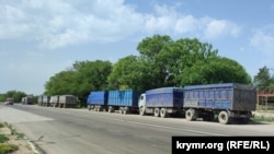 ردیف کامیون‌هایی که غلات اوکراین را به شبه‌جزیره کریمه می‌برند، منطقه‌ای که تحت تسلط روسیه است 