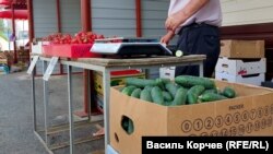 Клубника и черешня, привезенные, по утверждениям продавцов, из Херсона, на рынке в Керчи, Крым, 31 мая 2022 года