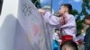«Допомагаємо – перемагаємо». Діти-переселенці малювали привітання для воїнів у Львові