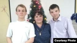  Антон, сниман на Нова година със собствен другар и с преподавателка. 