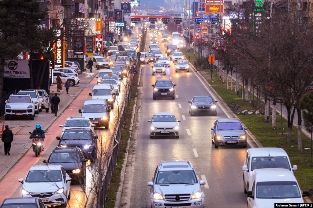 Me pritje në trafik përballen edhe banorët e Fushë-Kosovës, që gjendet pak kilometra nga Prishtina. 