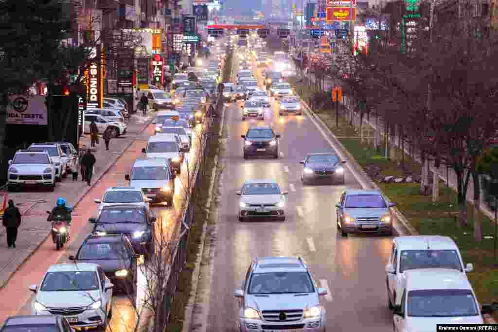 Me pritje në trafik përballen edhe banorët e Fushë-Kosovës, që gjendet pak kilometra nga Prishtina. 