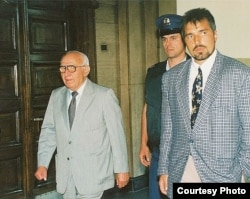 В 1991 году Тодор Живков предстал перед судом. На фото рядом с ним - личный охранник Бойко Борисов, нынешний премьер-министр Болгарии