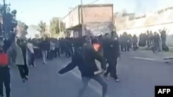 ფოტო ამოღებულია სოციალურ მედიაში გამოქვეყნებული მასალიდან. დემონსტრანტები თავს ესხმიან სამთავრობო შენობას ფასაში, სამხრეთ ირანში, 31 დეკემბერს, საპროტესტო აქციების ფონზე
