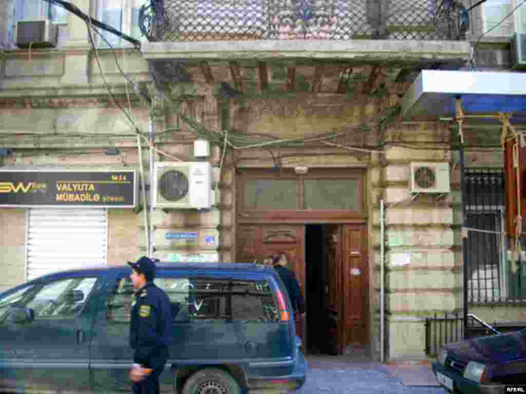 Prezidentliyə namizəd Qulamhüseyn Əlibəylinin seçki qərargahının yerləşdiyi küçəni tapsaq da, ofisin özünü tapmaq müşkül düşdü. Çünki bizə deyilən yerdə Q. Əlibəylinin seçki qərargahını nə tanıyan vardı, nə də haradasa bunu göstərən bir yazı... Bu iki otaq əslində Q.Əlibəylinin seçki qərargahının sədri Qorxmaz İbrahimlinin rəhbərlik etdiyi QHT-nin ofisidir və bəzi hallarda seçki qərargahı kimi istifadə olunur...