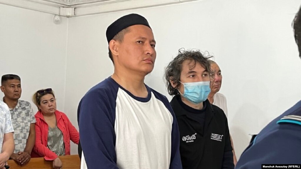 Косай Маханбаев (в центре), житель Алматы, получивший ранения во время Январских событий и заявивший о пытках