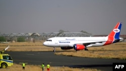 پرواز یک هواپیمای یمنی در روز ۱۵ ماه مه تقریبا پس از شش سال وقفه (عکس از خبرگزاری فرانسه)