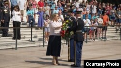 Министерката Славјанка Петровска денеска положи венец на Гробот на незнајниот војник на Националните воени гробишта „Арлингтон" во Вашингтон.