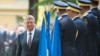 Atribuțiile președintelui Klaus Iohannis ar putea fi sporite dacă pachetul de legi privind securitatea națională ar fi adoptat în Parlament. (Imagine generică cu Klaus Iohannis și ofițeri SRI)