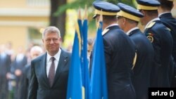 Atribuțiile președintelui Klaus Iohannis ar putea fi sporite dacă pachetul de legi privind securitatea națională ar fi adoptat în Parlament. (Imagine generică cu Klaus Iohannis și ofițeri SRI)