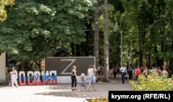 Международный день защиты детей в Симферополе на фоне Z – символа полномасштабной войны России против Украины, 1 июня 2022 года