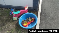 Дитячі іграшки у модульному містечку для переселенців у Львові