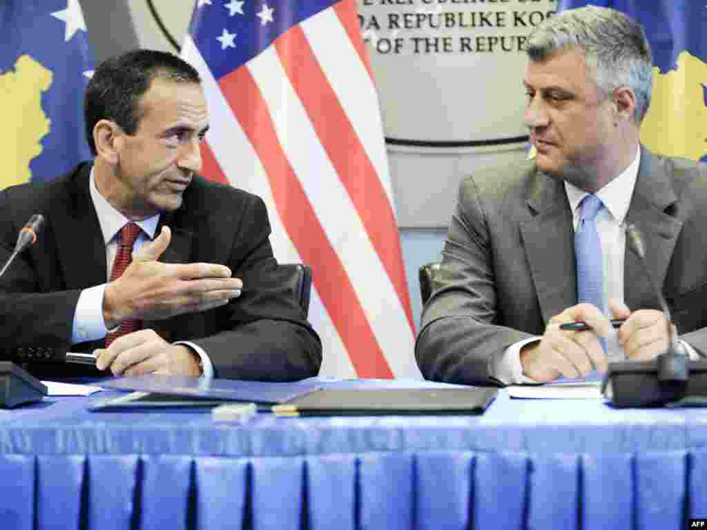 Kosovo -  Pomoćnik američkog državnog sekretara Philip H. Gordon i premijer Kosova Hashim Thaci susreli su se u Prištini, 16.06.2011. Foto: AFP / Armend Nimani  