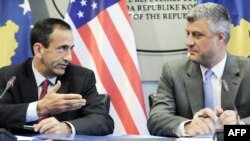 Pomoćnik američkog državnog sekretara Filip Gordon i premijer Kosova Hašim Tači, Priština, 16. juni 2011