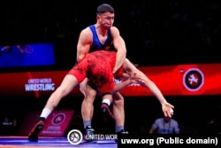 Акжол Махмудов өзбекстандык балбан Дониёрхан Накибов менен күрөшүп жаткан учур. Бишкек. 6-апрель, 2026-жыл.