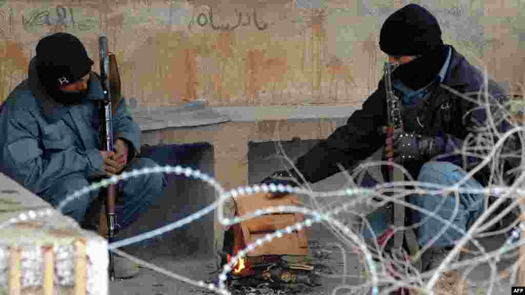 Afganistan - Niske temperature i velike snježne padavine donijele su nove probleme stanovnicima pokrajine Badakhshan, 24.01.2012. Foto: AFP / Jangir  