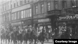 Intrarea trupelor române în Budapesta (Foto: Biblioteca Centrală Universitară, Iași)