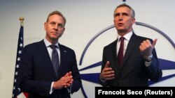 Mnistrul interior al apărării american Patrick Shanahan și secretarul general NATO Jens Stoltenberg , Bruxelles 13 februarie 2019