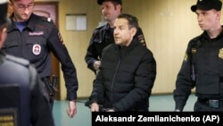 Подозреваемый в сопровождении полиции прибывает в суд, Москва, Россия, 24 октября 2017 год 