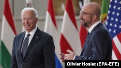 Președintele Statelor Unite, Joe Biden (stânga) și președintele Consiliului European, Charles Michel, Bruxelles, 15 iunie 2021