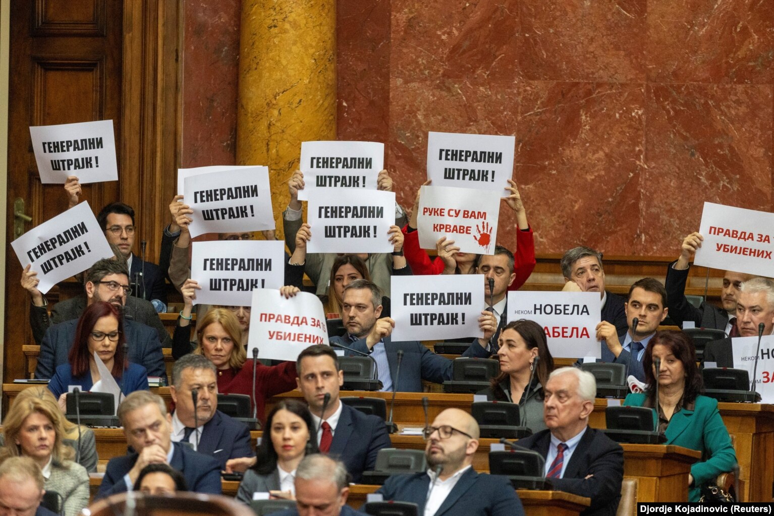 Përfaqësues të opozitës serbe me mesazhe mbështetëse për lëvizjen studentore gjatë seancës së Kuvendit serb, më 4 mars 2025.