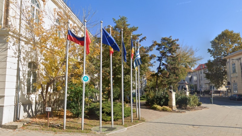 Autoritățile din Tulcea au descoperit că în centrul orașului e arborat steagul Rusiei și întreabă MAE dacă să îl dea jos