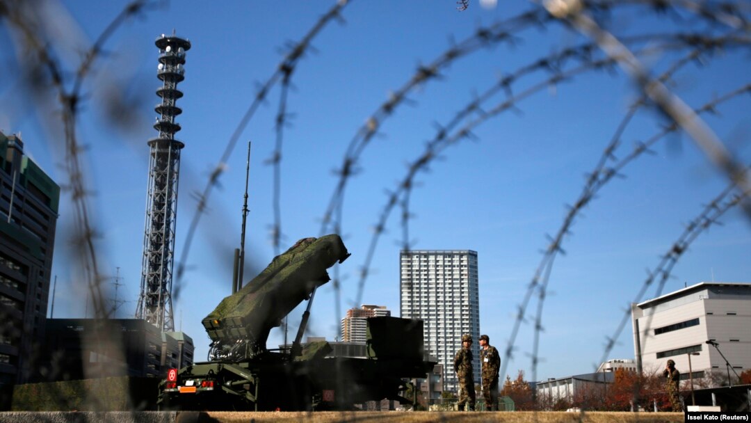 Pripadnici japanskih snaga čuvaju stražu u blizini raketa zemlja-vazduh Patriot Advanced Capabiliti-3 (PAC-3), raspoređenih kod Ministarstva odbrane u Tokiju, (arhivska fotografija: 7. decembar 2012. godine)