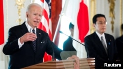 Joe Biden amerikai elnök és Kisida Fumio japán kormányfő sajtótájékoztatója Tokióban 2022. május 23-án
