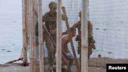 Un adolescent marocan este condus înapoi, spre țara lui, după un scurt timp petrecut în enclava spaniolă Ceuta, pe 31 iulie 2026.