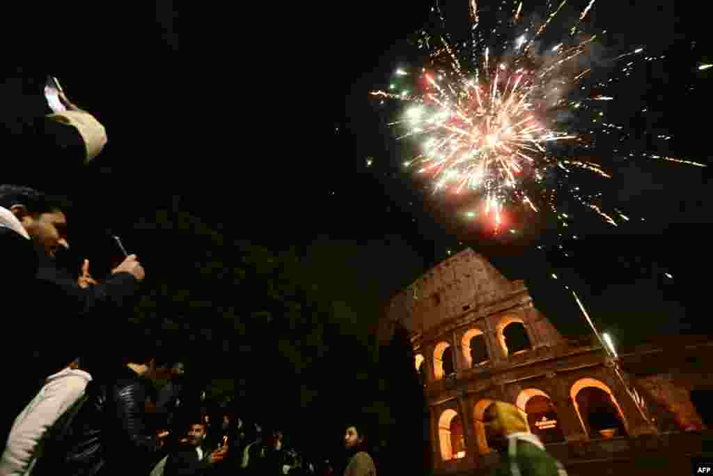 Focuri de artificii explodează deasupra Colosseumului din centrul Romei în timpul sărbătorilor de Anul Nou, pe 1 ianuarie 2026. Fotografie de Filippo MONTEFORTE / AFP