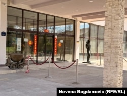 Spomenik rudaru na ulazu u hotel, april 2026.