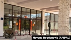 Spomenik rudaru ispred ulaza u hotel "Jezero" na kojem je natpis "hotel je u fazi renoviranja", april 2026.